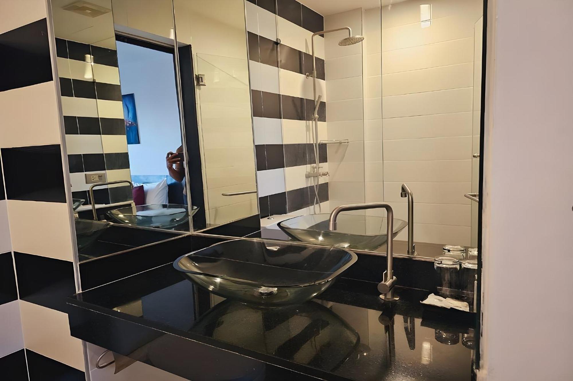 One World One Home Naiharn Hotel Rawai Eksteriør billede