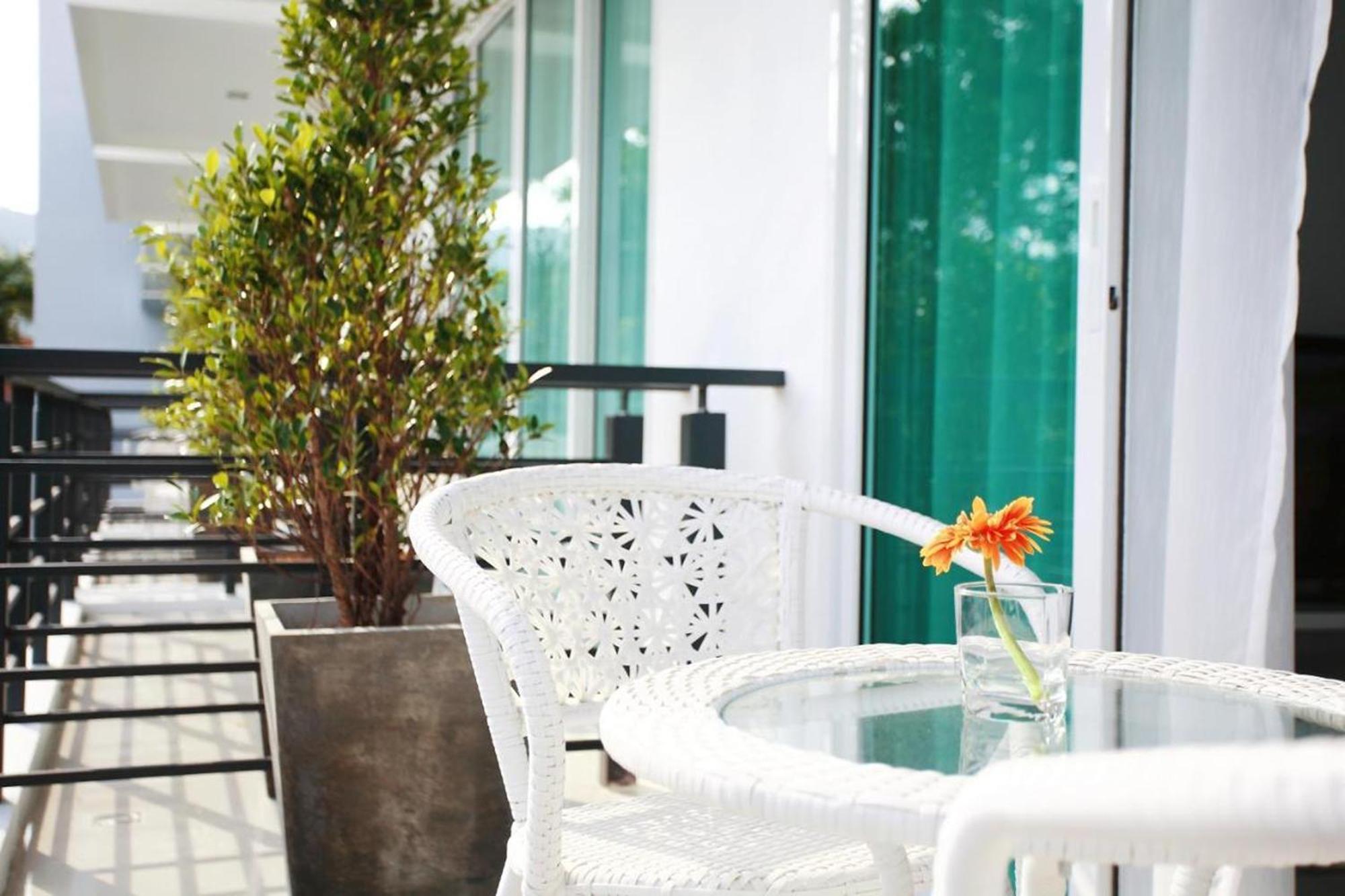 One World One Home Naiharn Hotel Rawai Eksteriør billede