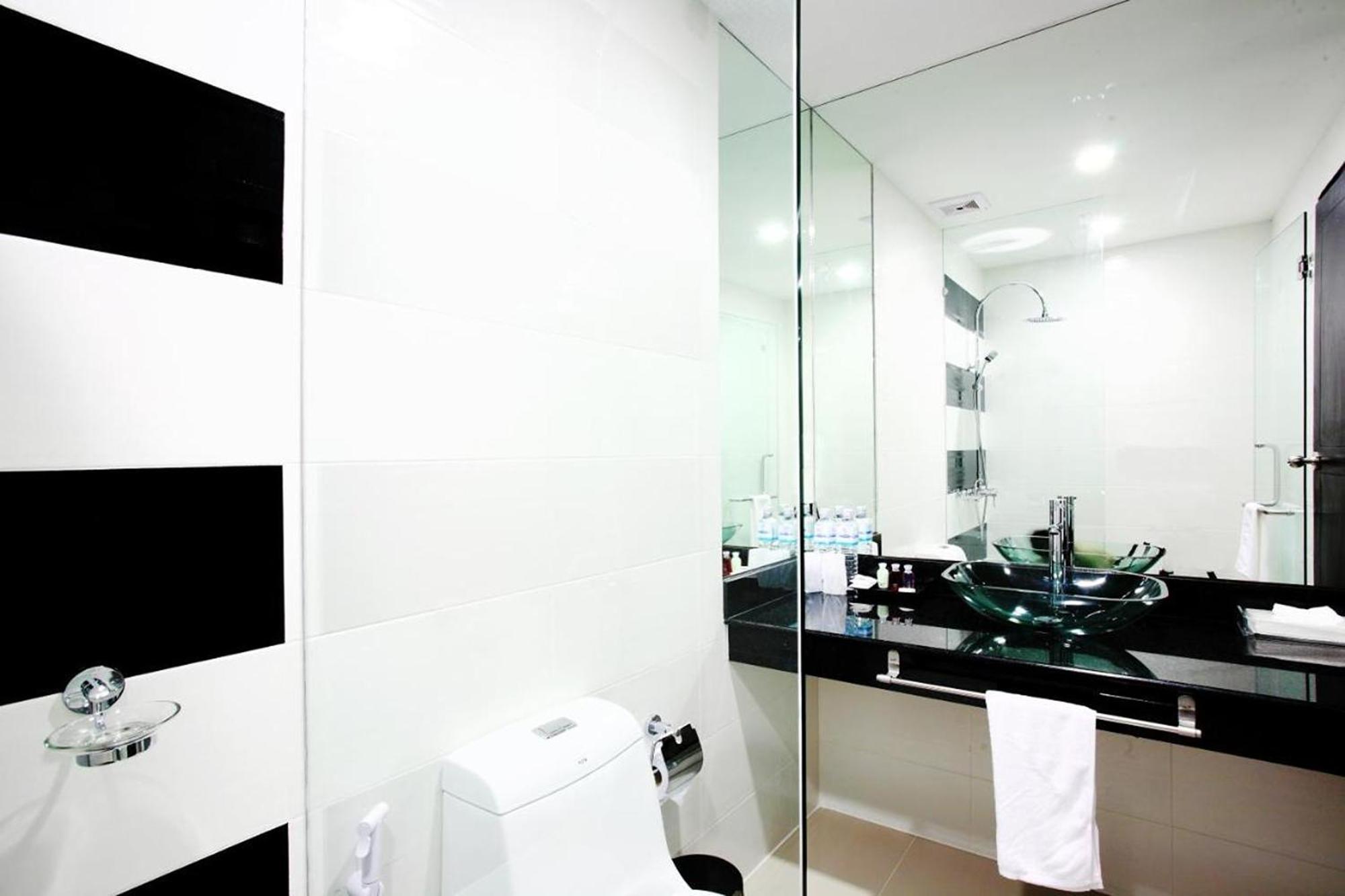One World One Home Naiharn Hotel Rawai Eksteriør billede