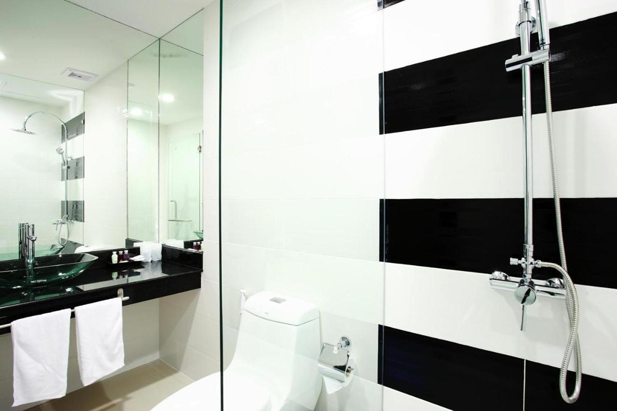 One World One Home Naiharn Hotel Rawai Eksteriør billede